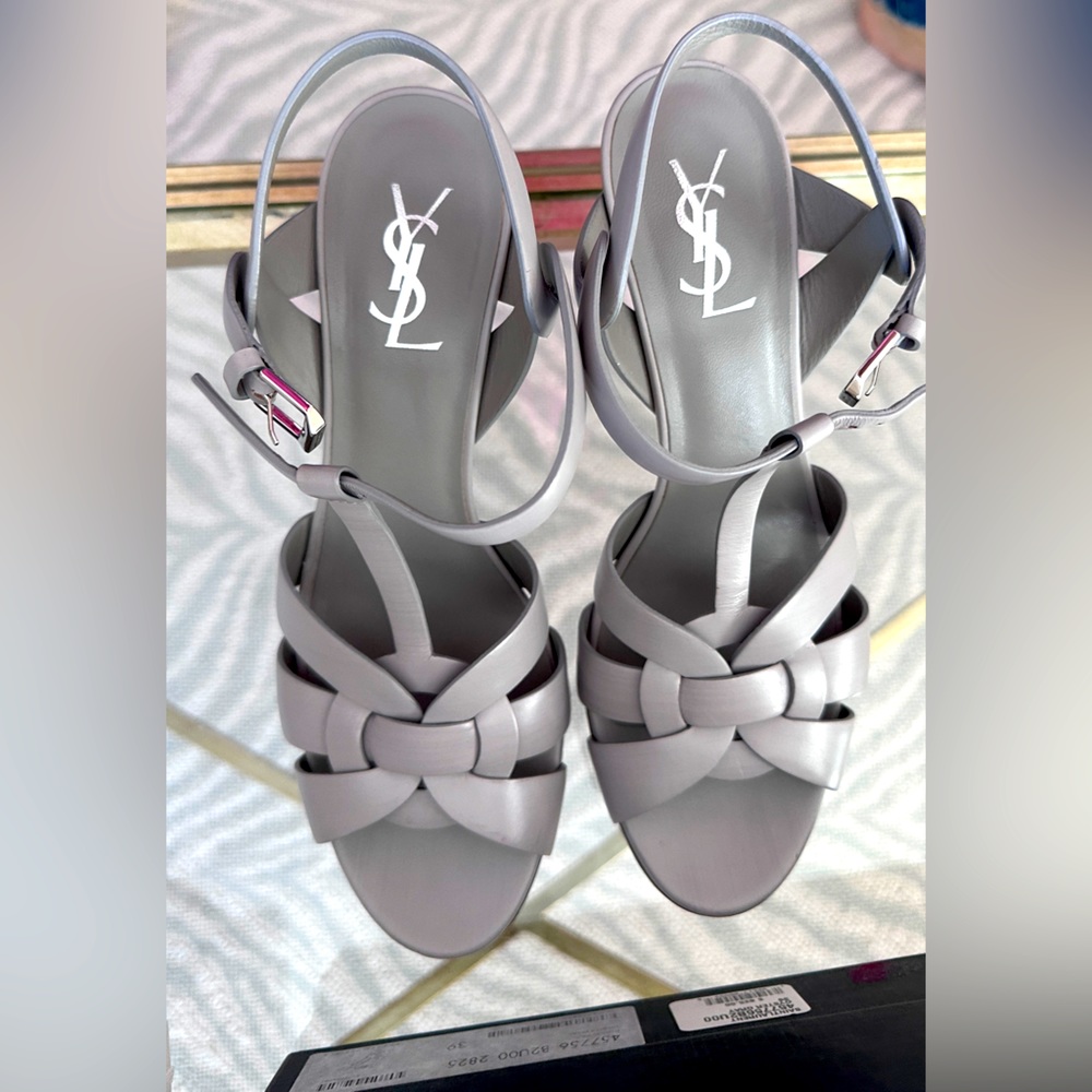 Excellent condition - worn once to dinner 
Gorgeous and COMFORTABLE
Size 39